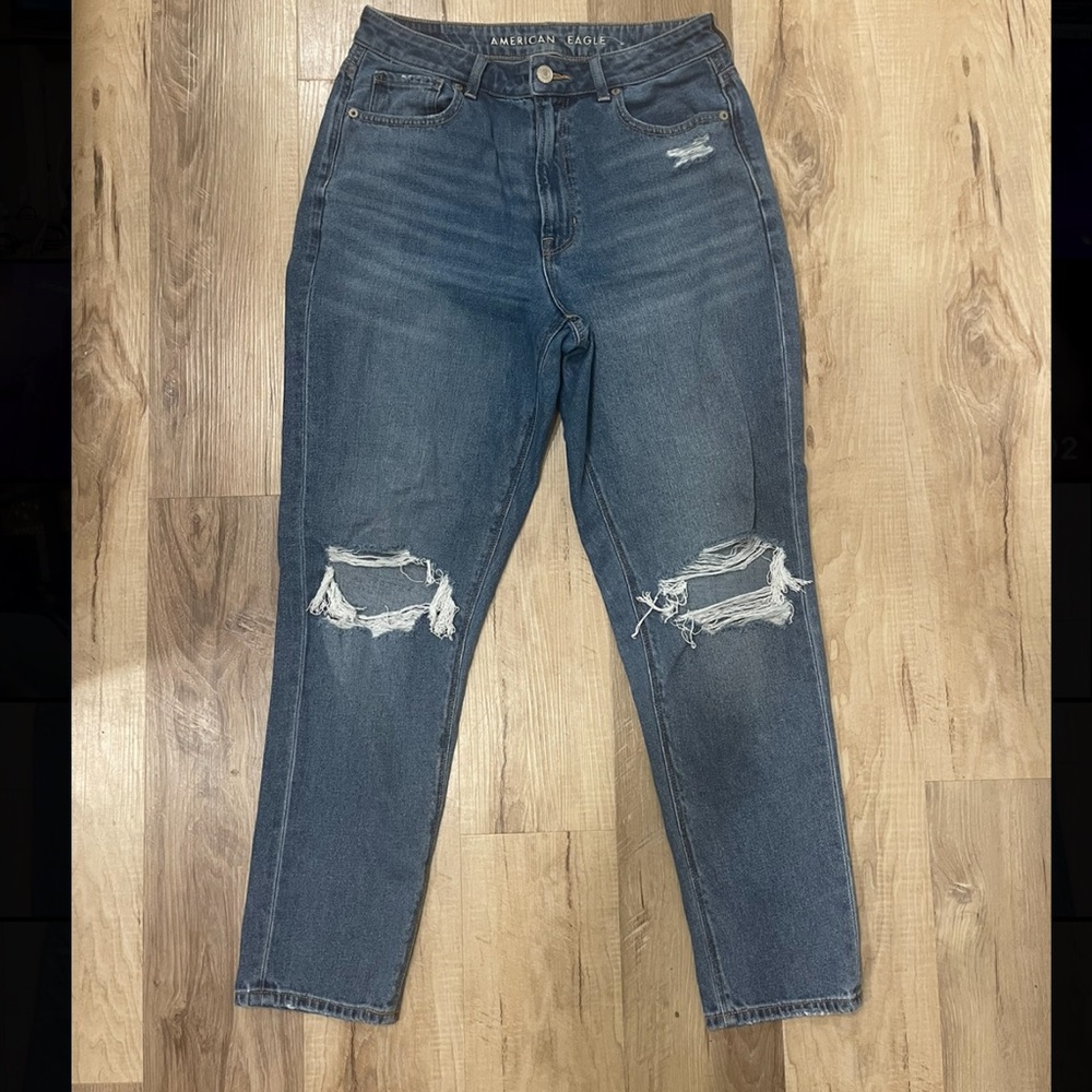 AMERICAN EAGLE MOM JEAN
